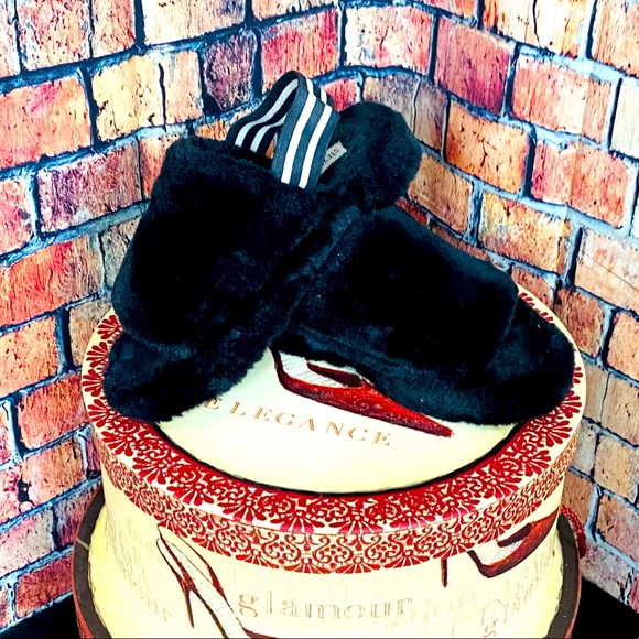 Steve Madden Women’s Fuzz Slipper Black Size 6 - Picture 2 of 5